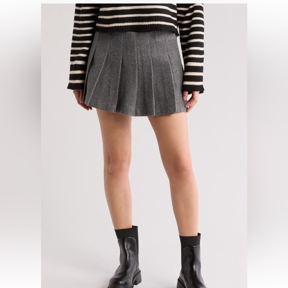 ***New with TAGS***Elodie Pleated Miniskort. Grey SIZE small